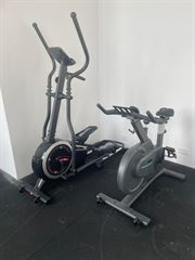 אליפטיקל וספיניג בחדר כושר בבניין